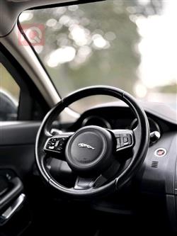 جاكوار إي- بيس